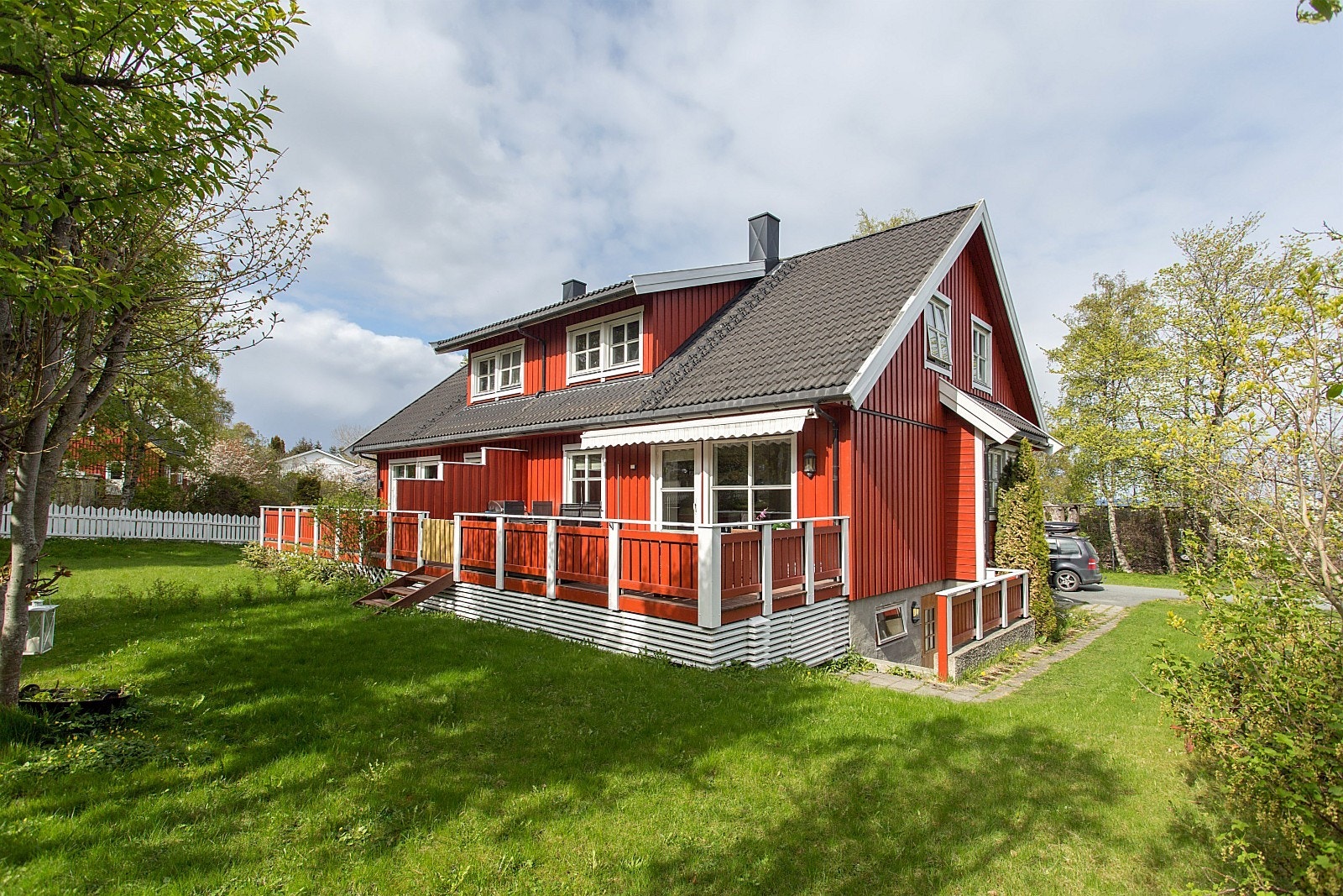 Inngang ned trappen på gavl-vegg. Galleribilde