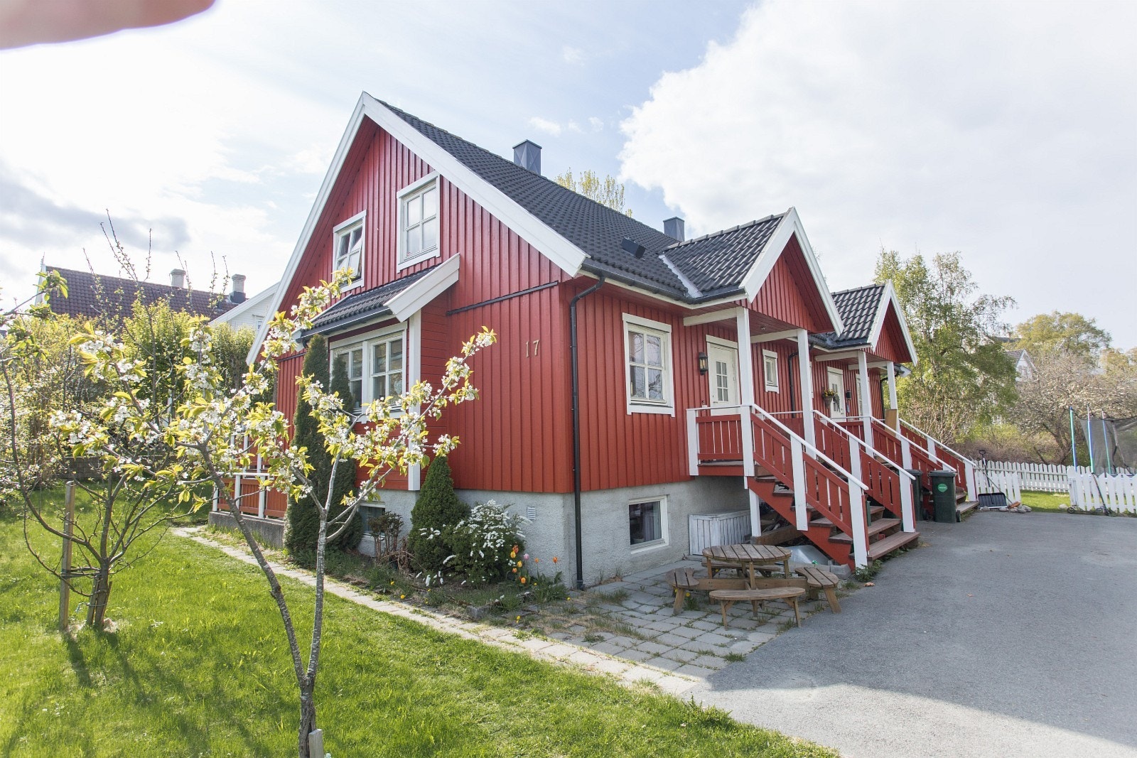 Leilighet ligger i sokkel på dette huset. Galleribilde