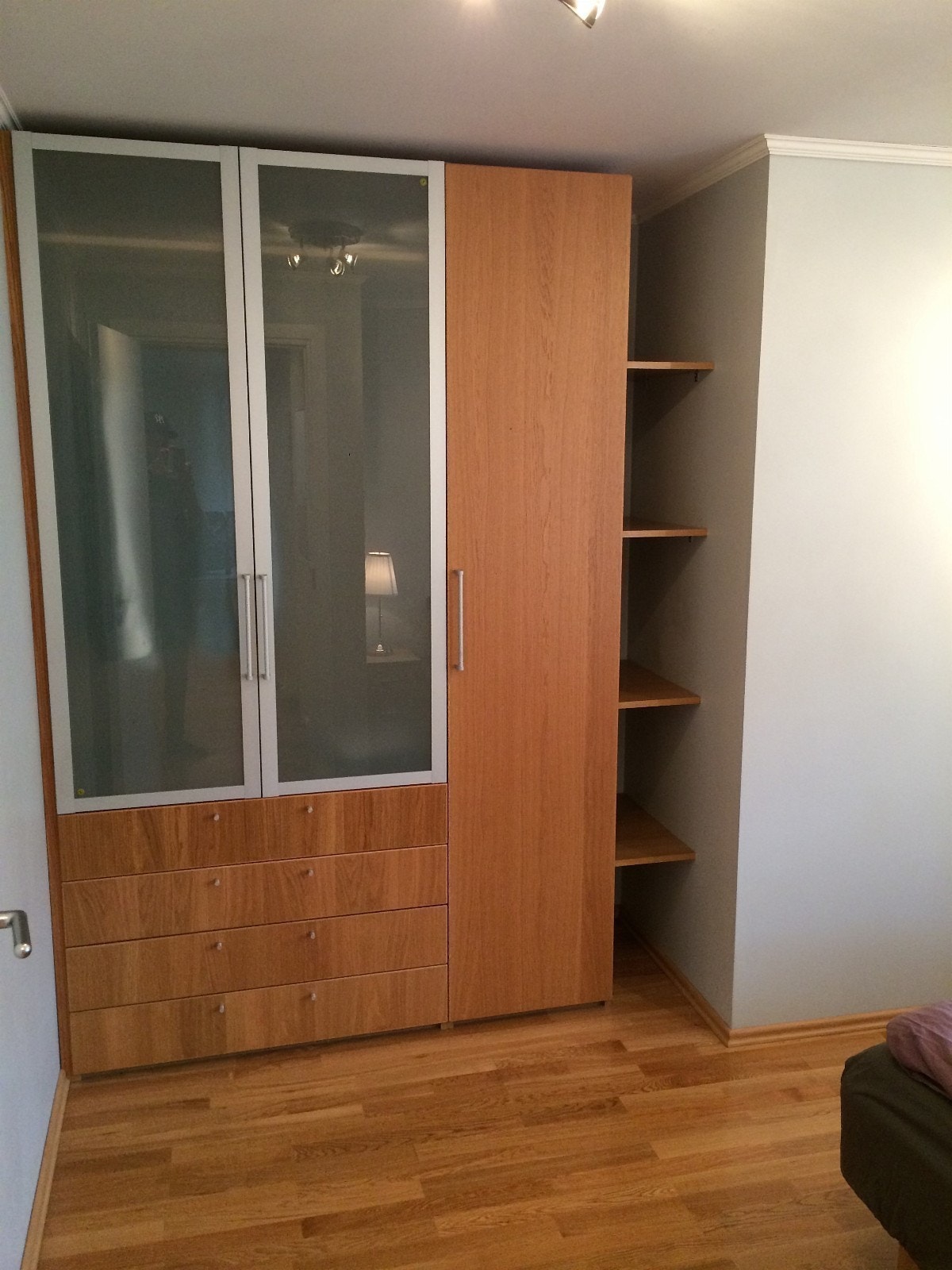 Soverom nr 1 med god skap-plass Galleribilde