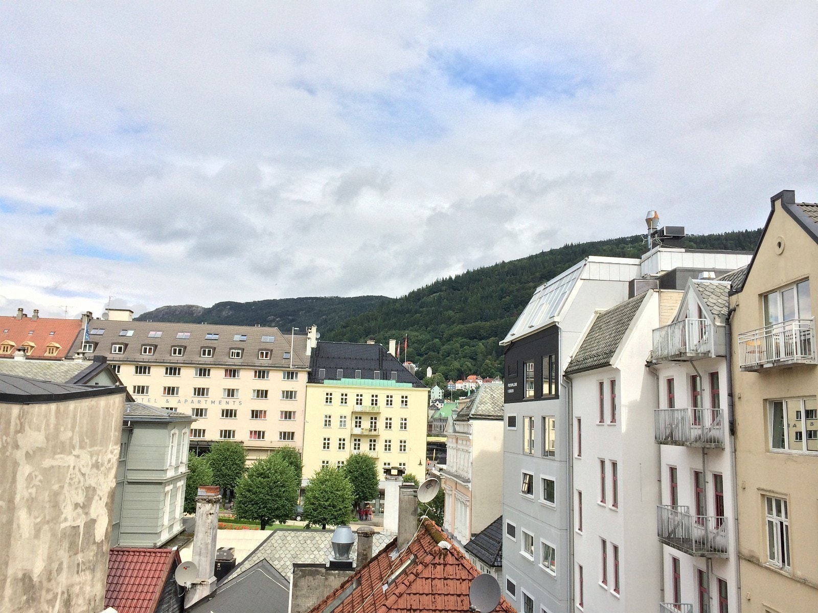 Utsikt mot øvre olebullsplass/Torgallmenningen Galleribilde