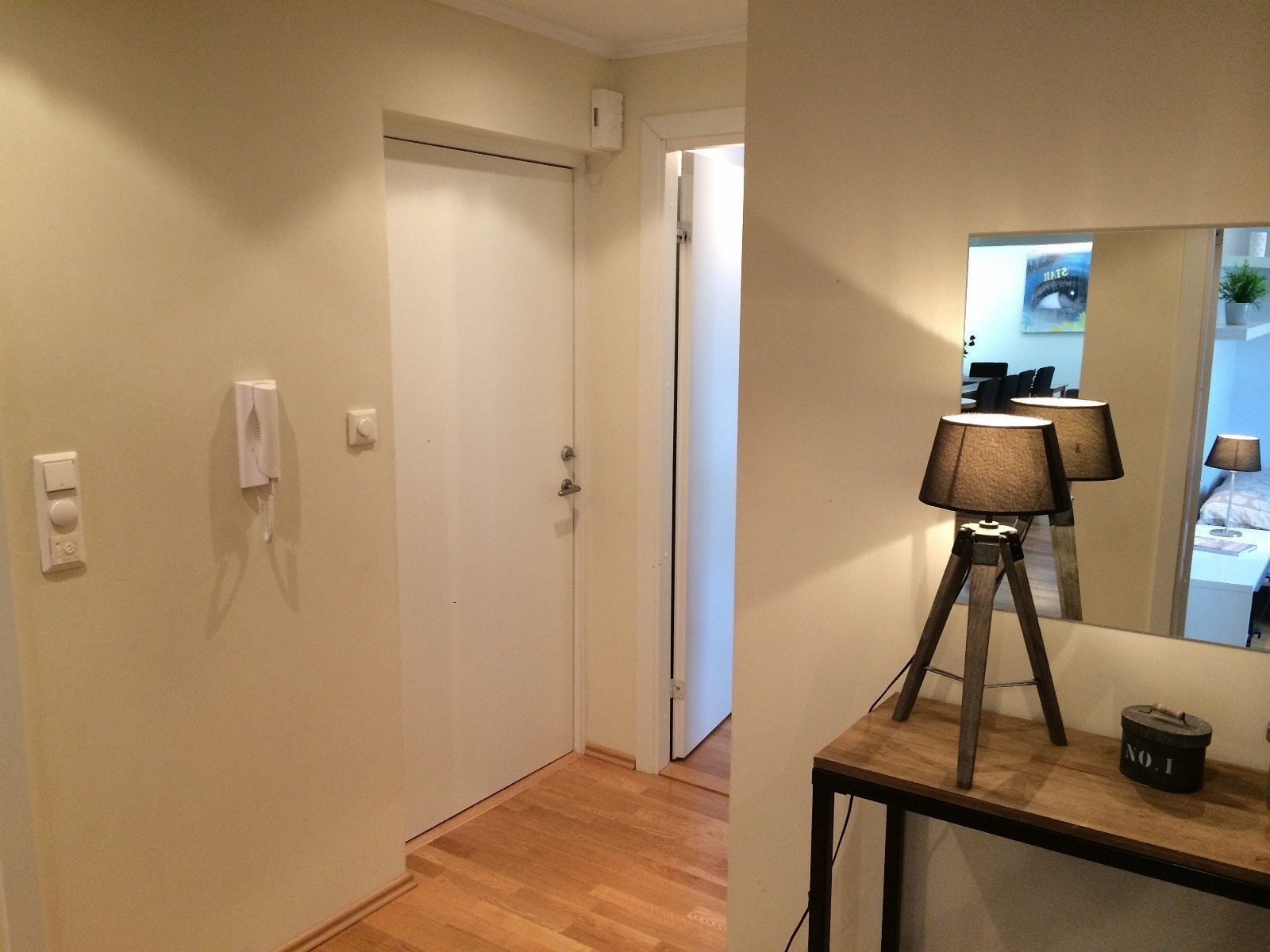 Inngangsparti og dør til soverom nr 1 Galleribilde