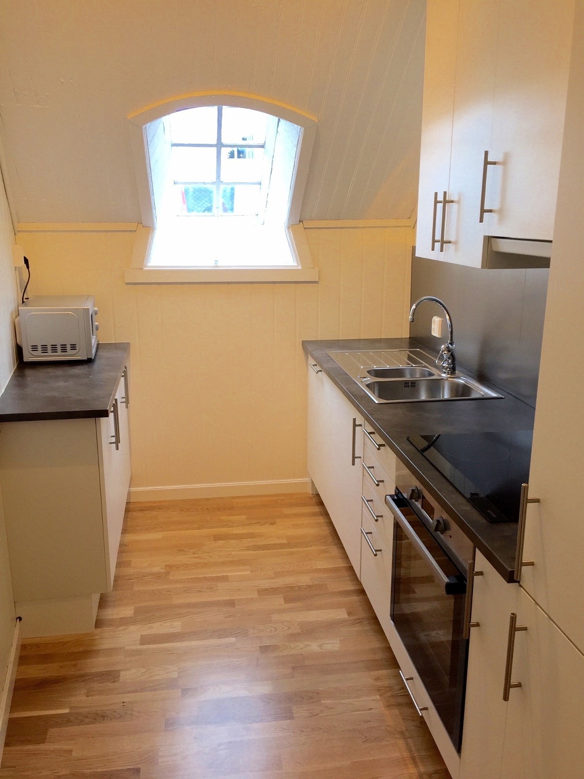 Kjøkken med integrerte hvitevarer Galleribilde