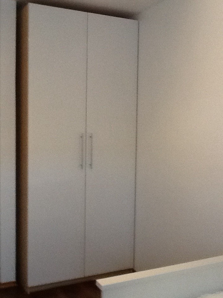 Fin garderobe med god plass for klær og sko. Galleribilde