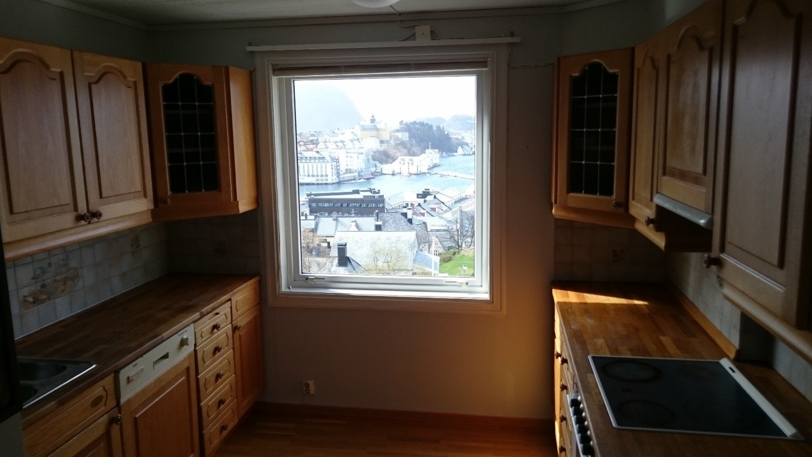 Kjøkken. Oppvaskmaskin, komfyr og kombiskap (kjøl/frys) medfølger. Galleribilde