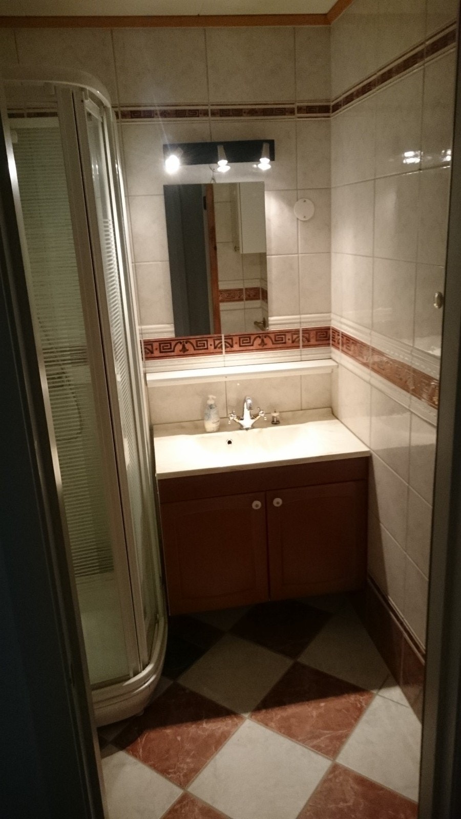 Bad med dusjkabinett Galleribilde