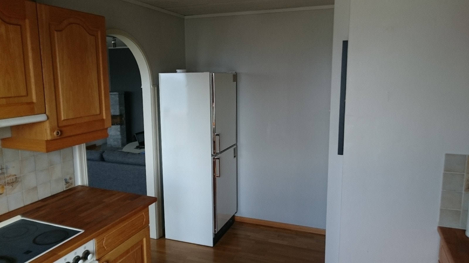 Kjøkken. Oppvaskmaskin, komfyr og kombiskap (kjøl/frys) medfølger. Galleribilde