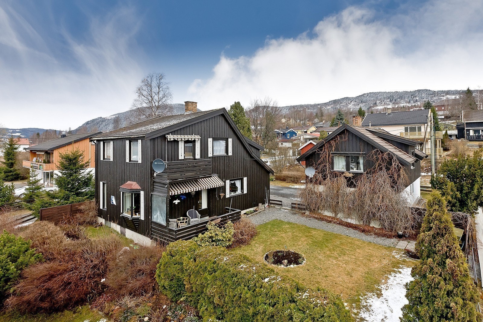 Utvendig bilde av huset / tomten. (Gml.bilde) Galleribilde