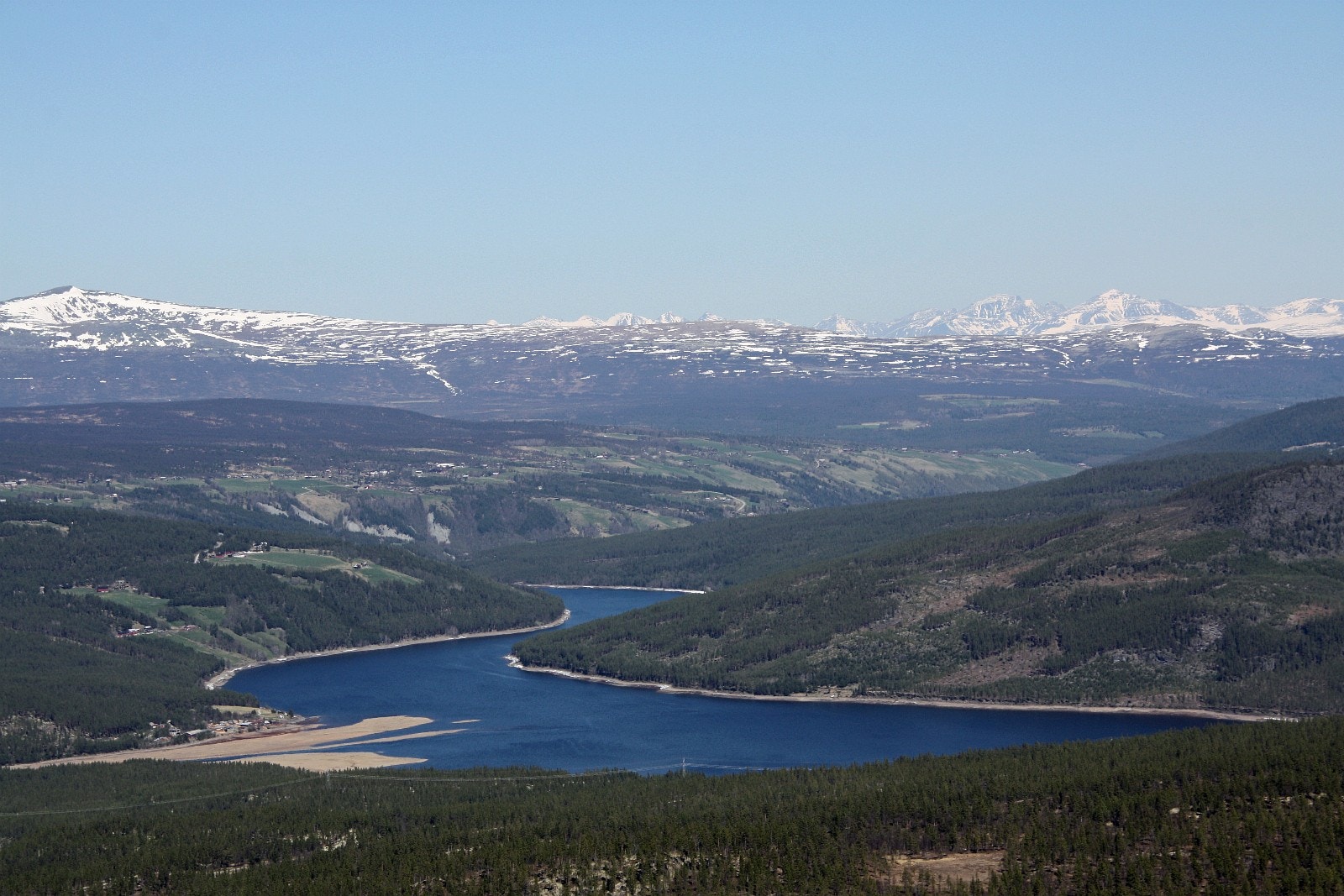 Fjellbygda Skåbu med Olstappen i forgrunnen, innsjøen der steinaldermenneskene jaktet og fisket for 10000 år siden. Rondane i høyre synsrand. FOTO: Anne Mari Lo Galleribilde