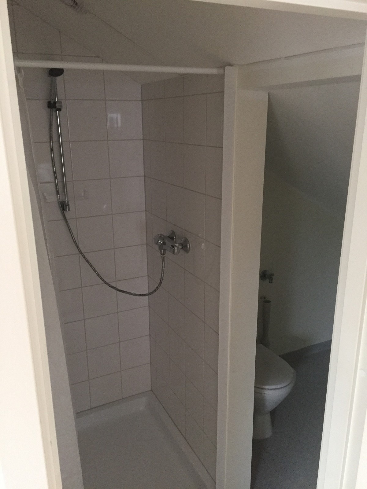 Dusj og toalett med uttak og plass for vaskemaskin Galleribilde
