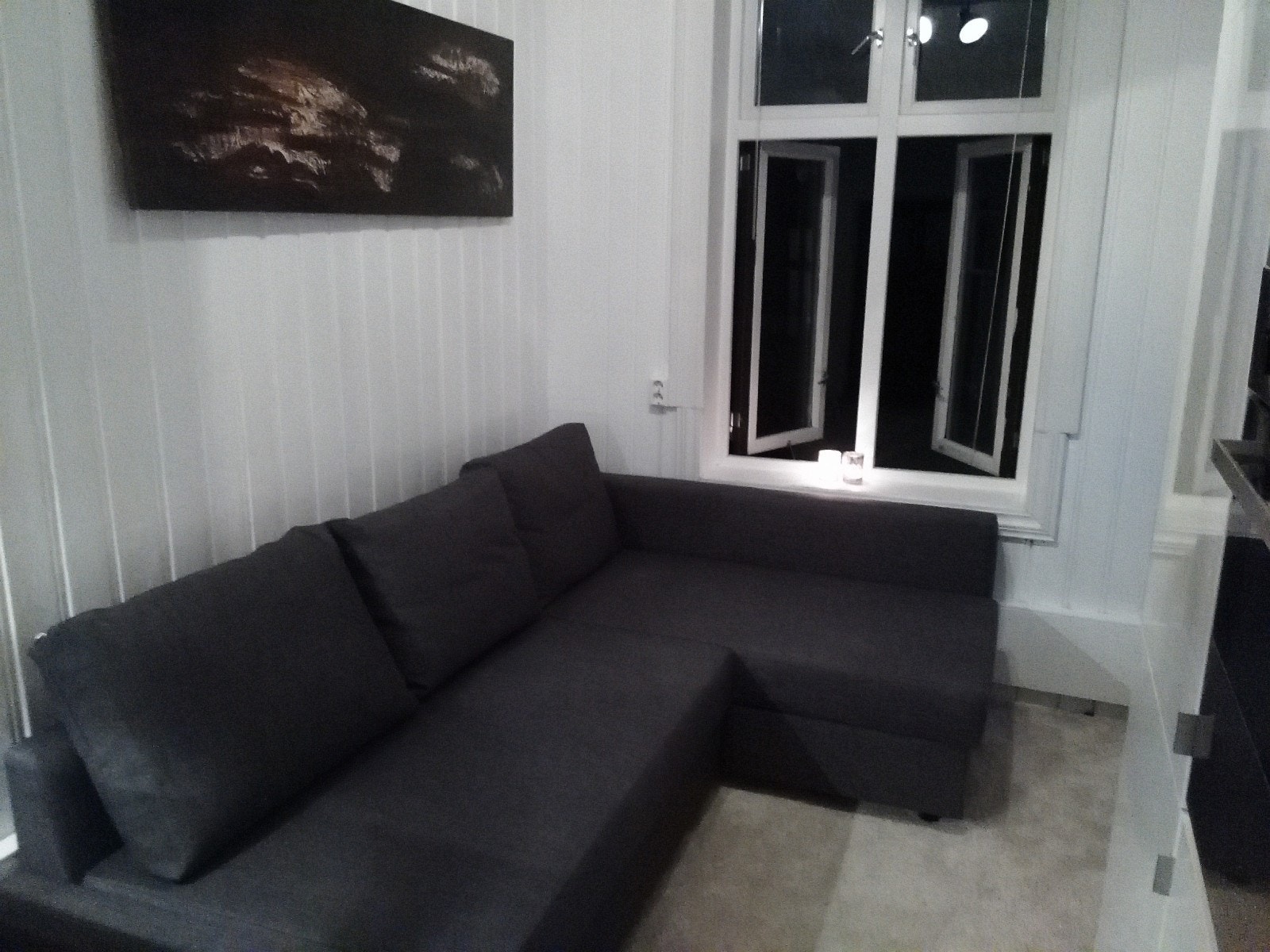 Liten sofakrok i stue/kjøkkenløsning Galleribilde