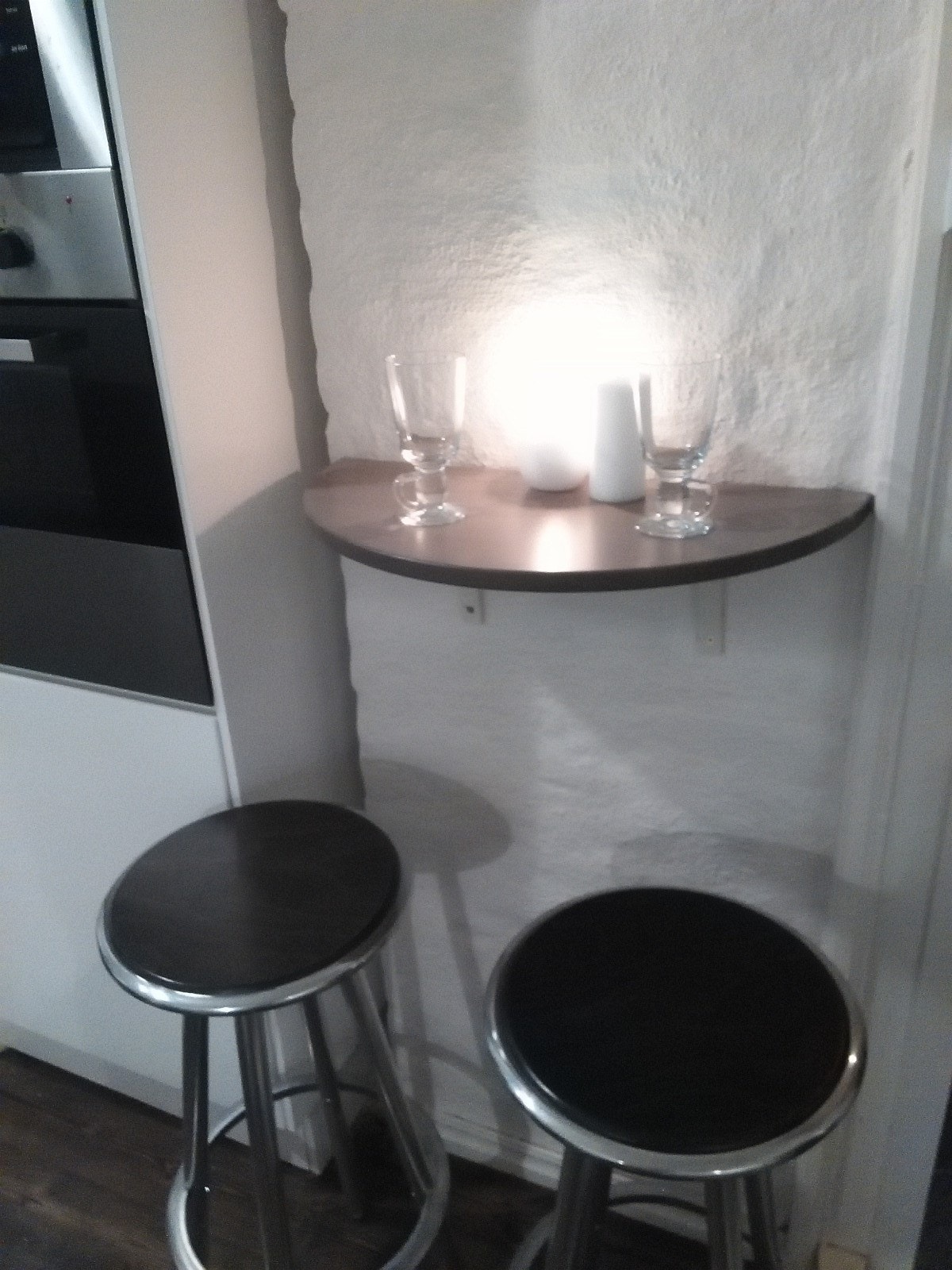 Liten spisegruppe i kjøkken/stue løsningen Galleribilde