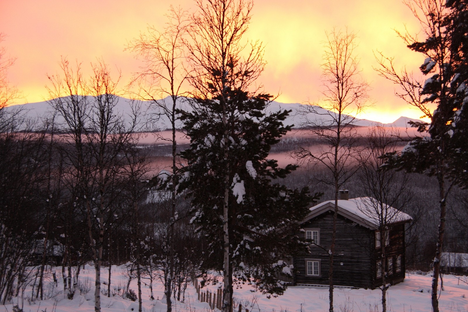 Mange sier at det er noe eget med lyset i Skåbu. Noe de ikke opplever andre steder. Fargene, skiftningene, gjennom dagen og året. FOTO: Anne Mari Lo Galleribilde