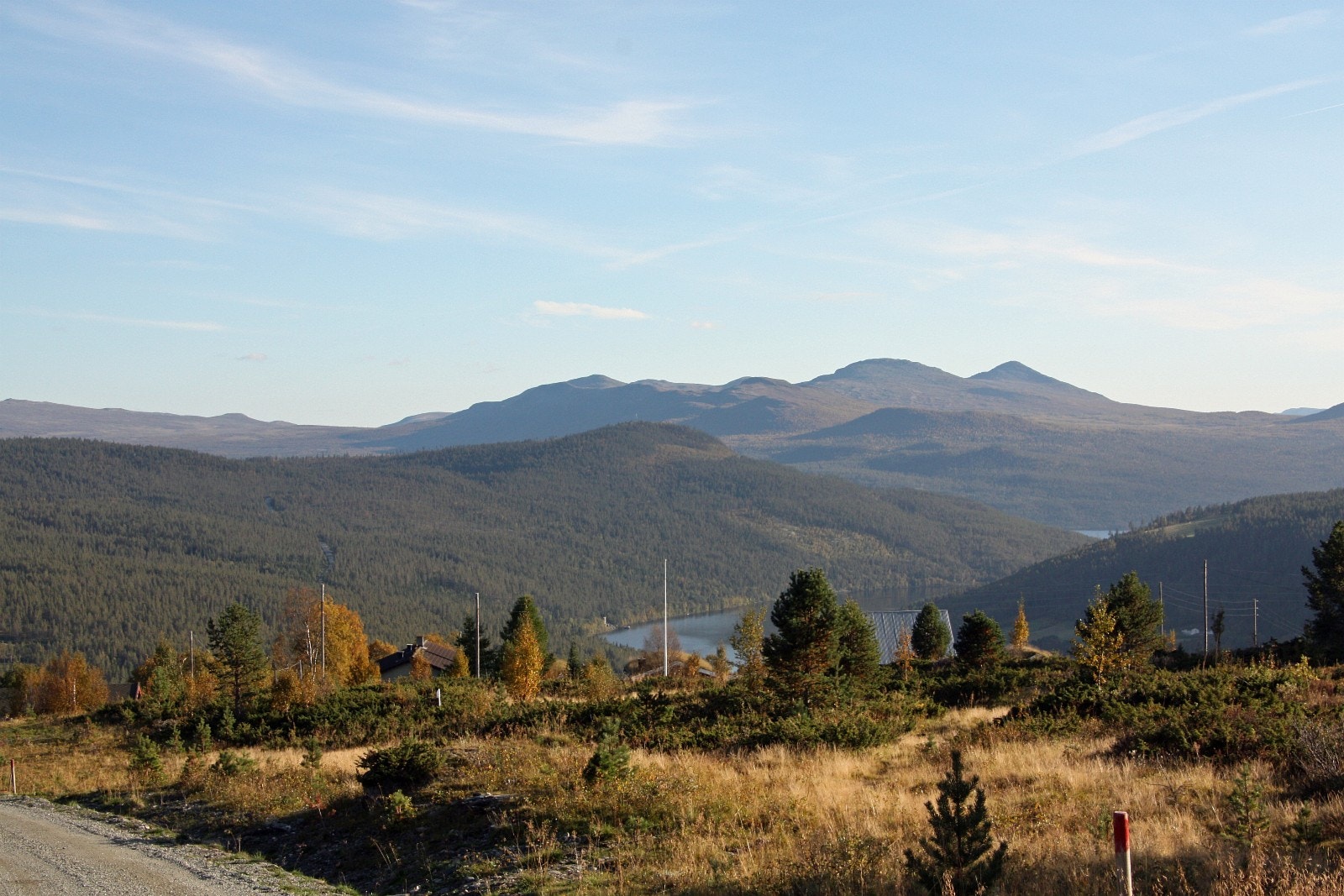 Her ser du ned på tomt nr. 6 på Heimstulen. Den har både fin utsikt til Rutenfjella, innsjøen Olstappen og fjellrekka med Storhøa og Storhøpiggen til høyre. Nedenfor tomta ser du husene på en fjellgard. FOTO: Anne Mari Lo Galleribilde