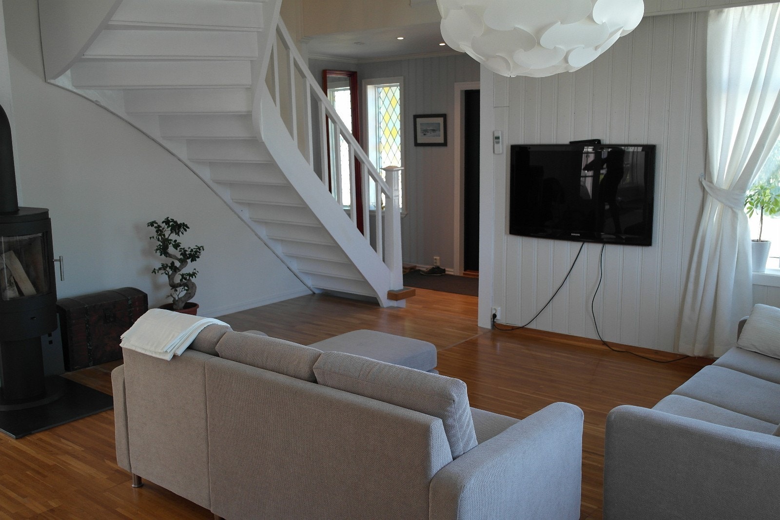 Felles stue med TV og sofa gruppe Galleribilde