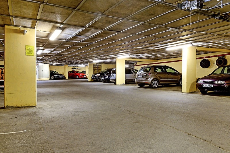 Parkering i garasjeanlegg, heis til 1 etasje. Galleribilde