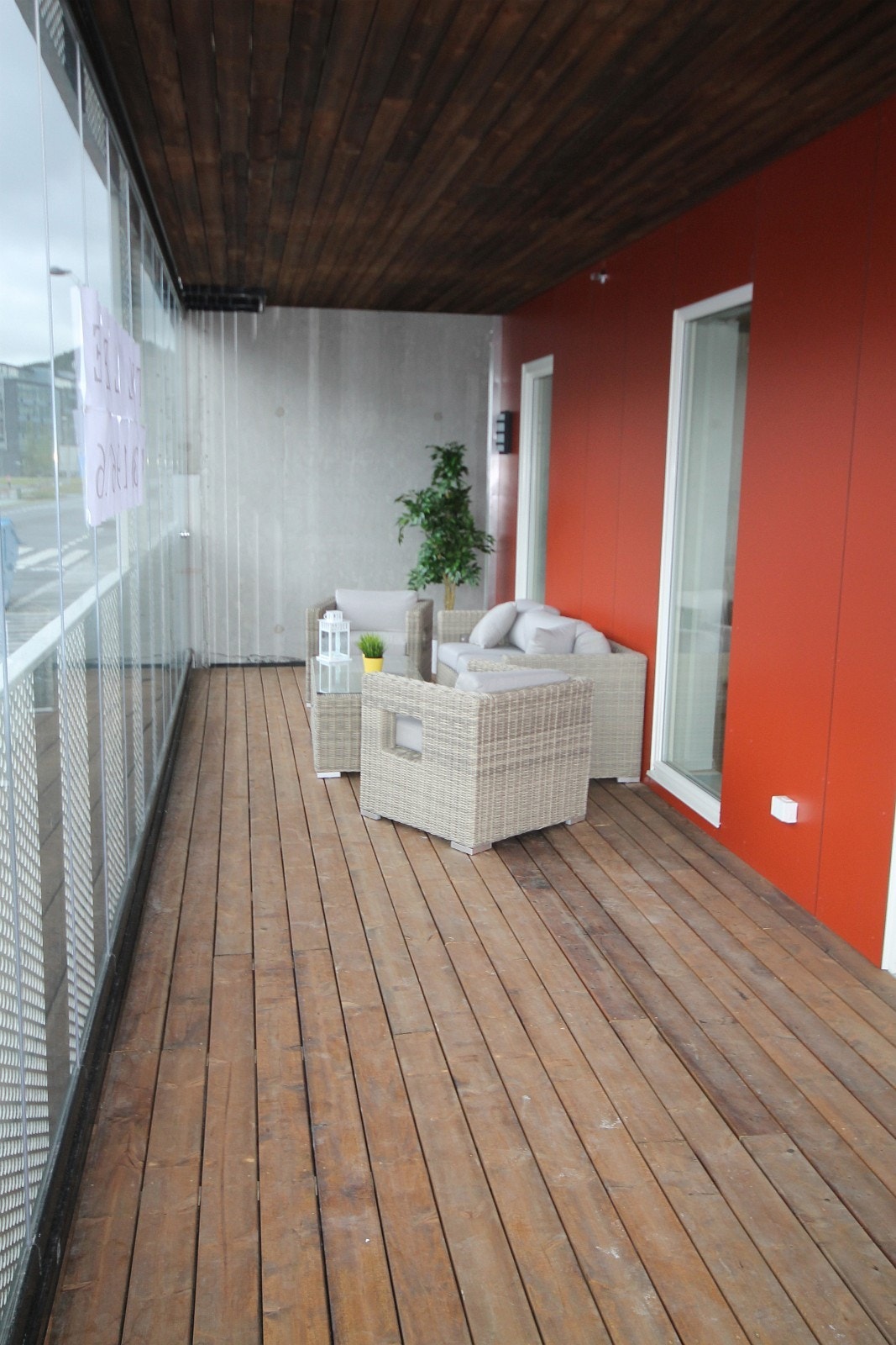 The very large and spacious glazed terrace. Galleribilde