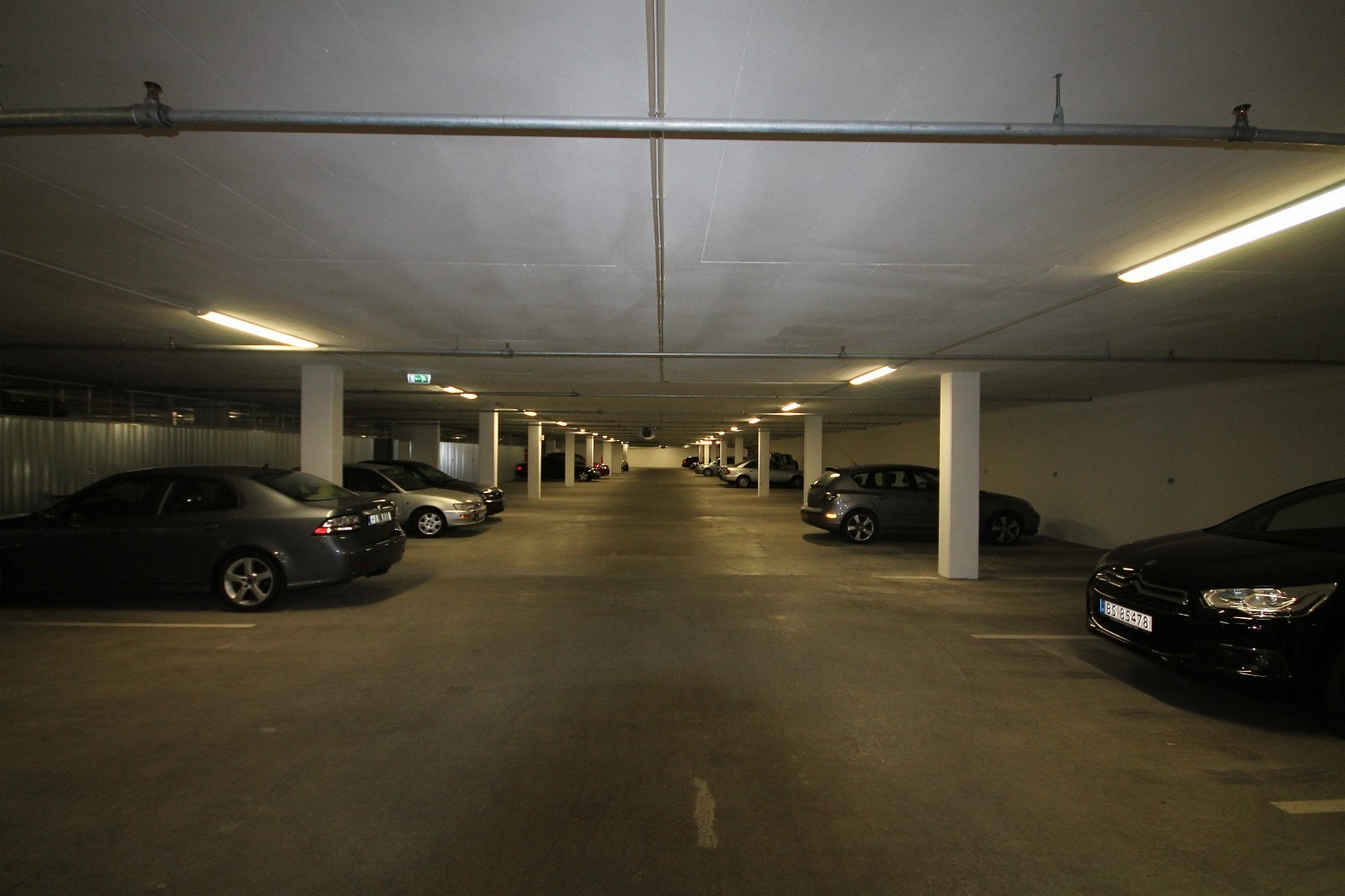 Spacious indoor parking area Galleribilde