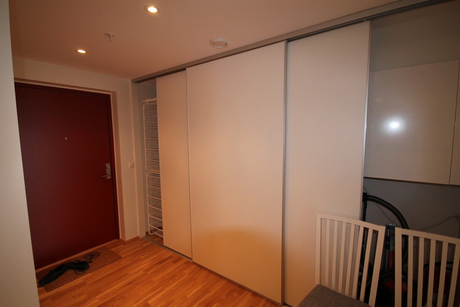 Spacious entrance area with a lot of storage place. Galleribilde