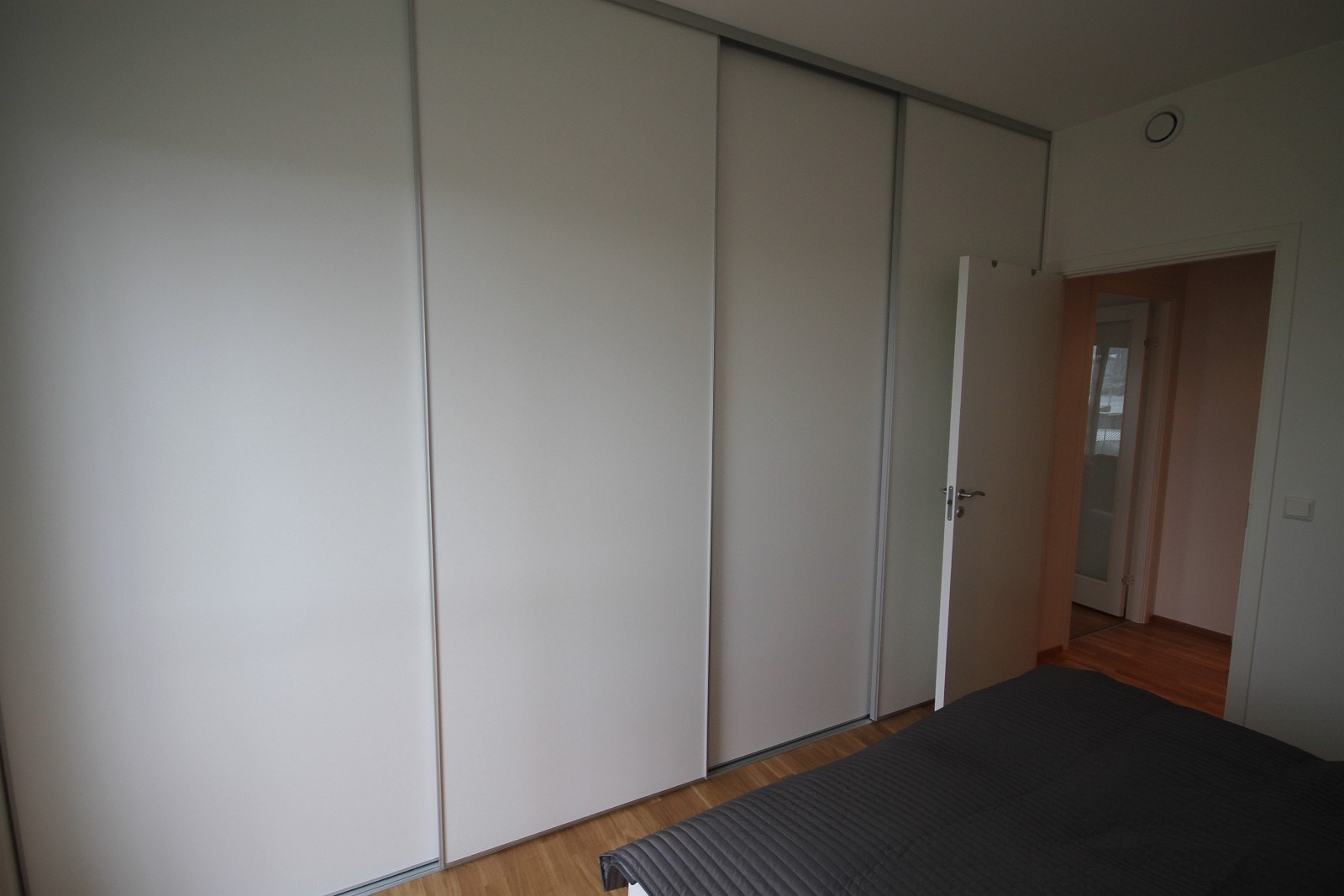 The wardrobe wall. Galleribilde