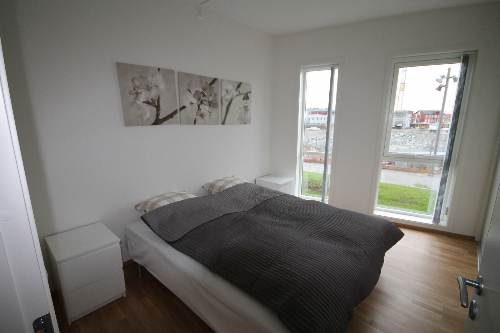 The Master Bedroom - spacious, - and a lot of storage room (built-in wardrobe, 1 wall). Galleribilde