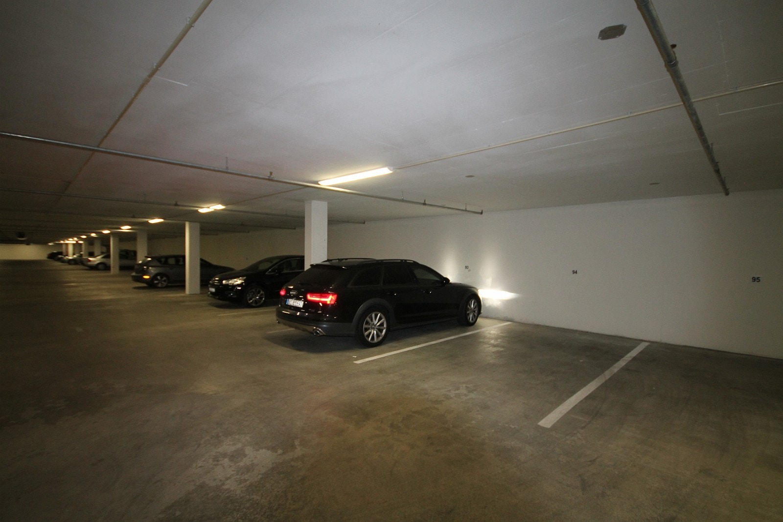 Indoor parking place no 93. Galleribilde