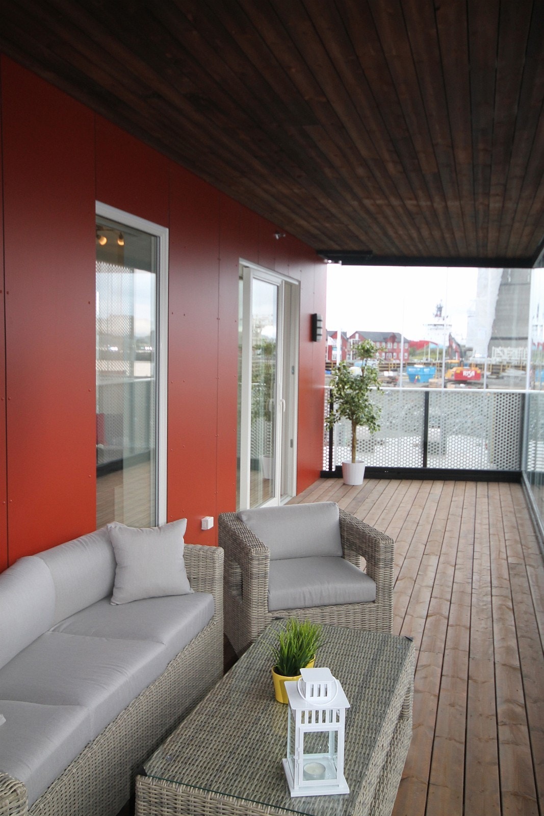 The very large and spacious glazed terrace, - just few meters away from the sea front. Galleribilde