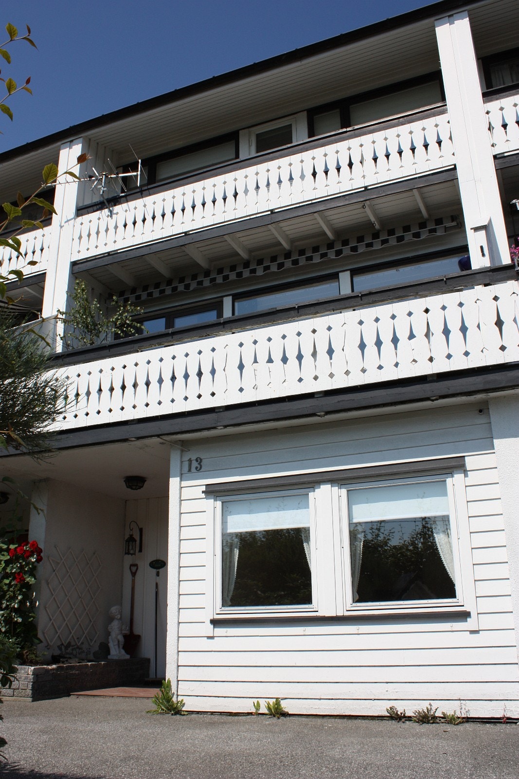 Front/inngang. Øverste terrasse tilhører hybel 1. Nederste terrasse er felles. Galleribilde