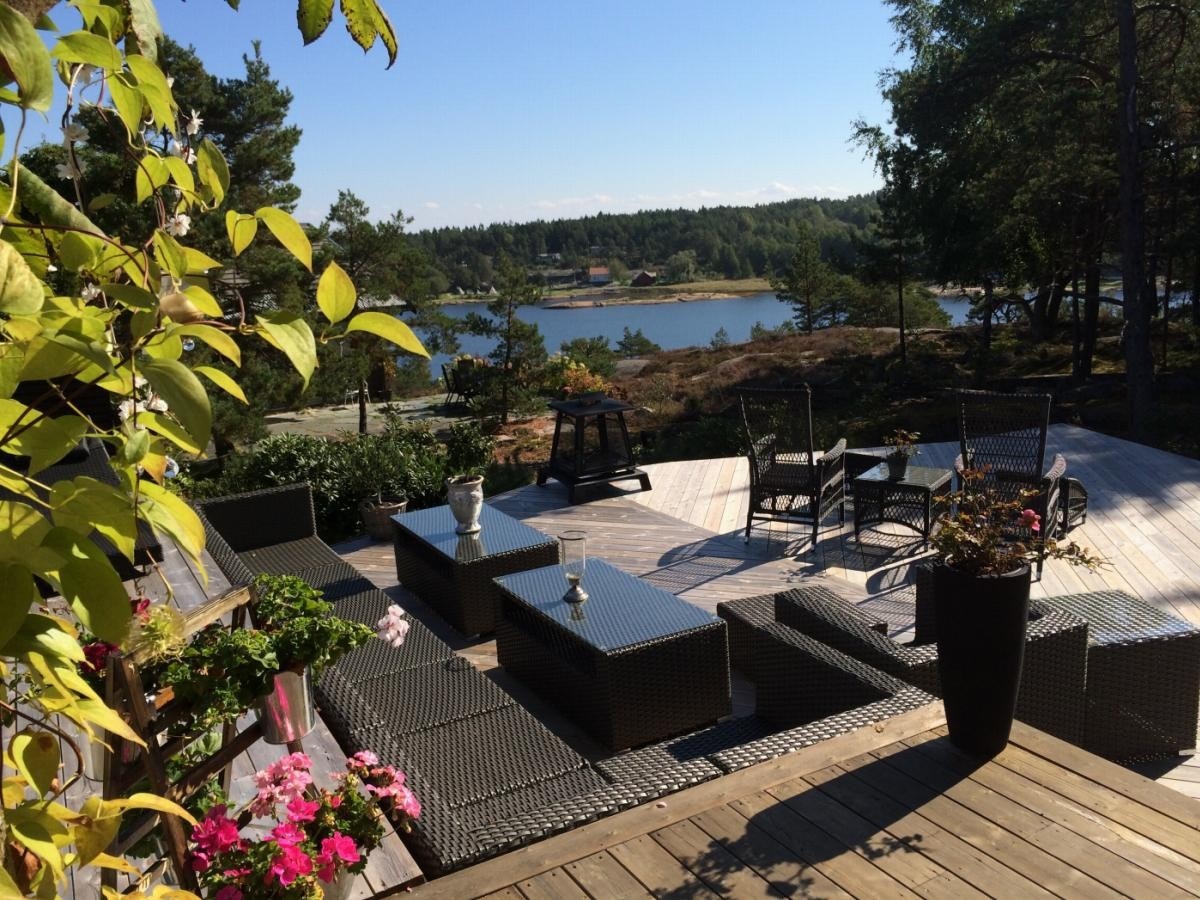 Fra terrasse - en fin sommerdag. Galleribilde