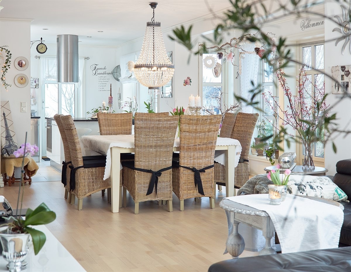 Spisestue sett fra vinstue Galleribilde