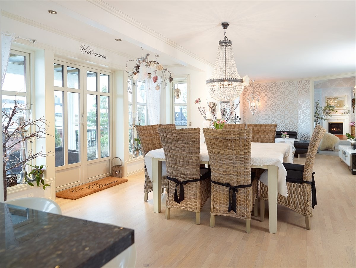 Spisestue fra kjøkken, mot vinstue Galleribilde