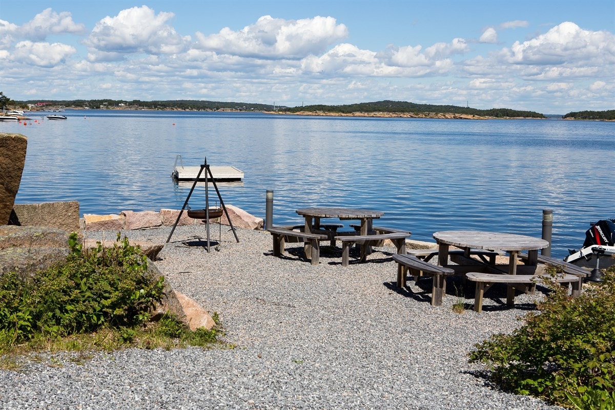 Bålplass og sittegrupper ved brygge/ strand Galleribilde