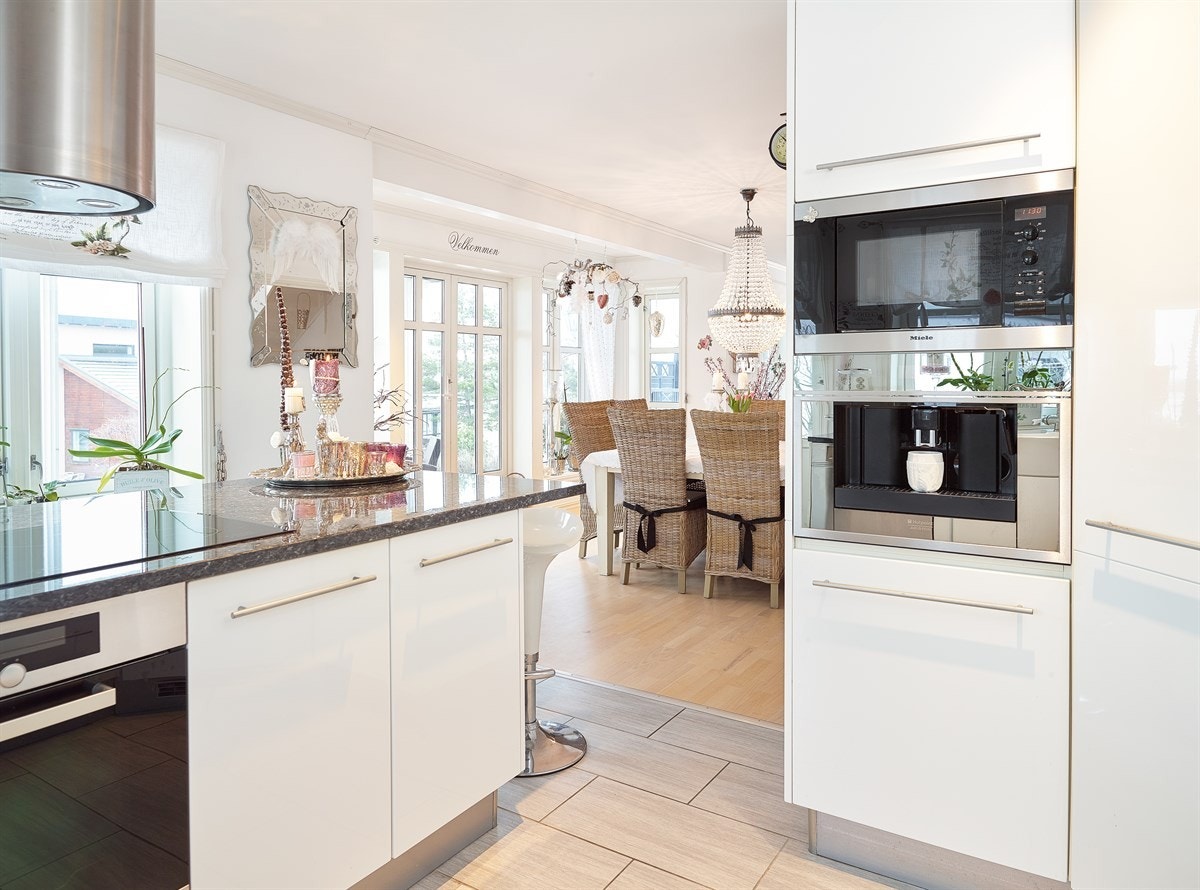 Kjøkken mot spisestue Galleribilde