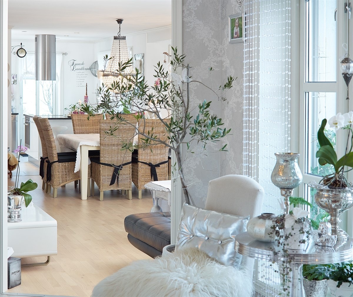 Spisestue sett fra vinstue Galleribilde