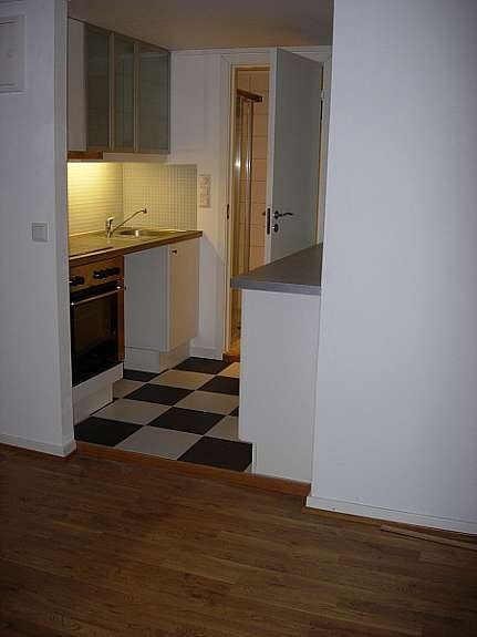Kjøkken og videre inngang til bad Galleribilde
