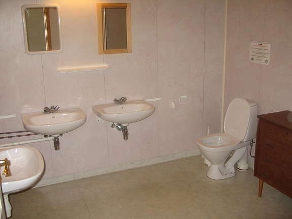 Bad I 3 servanter + dusj Galleribilde