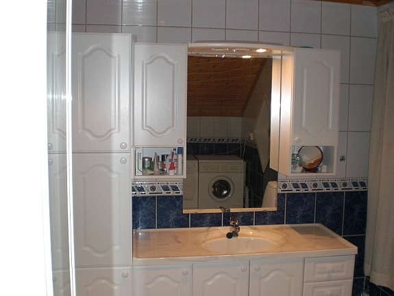 Vask og speil på badet Galleribilde