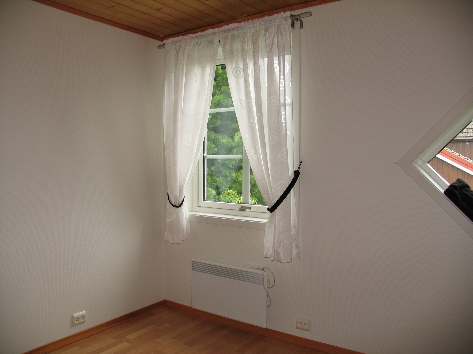 Bildet viser rommets store vindu. Galleribilde