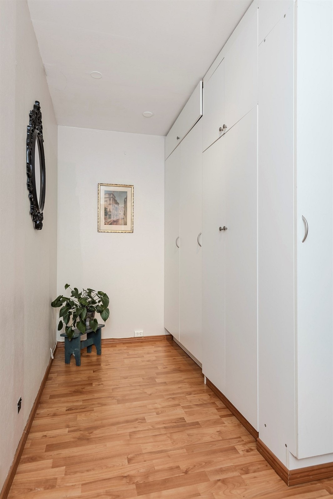 Gang med god garderobeplass Galleribilde