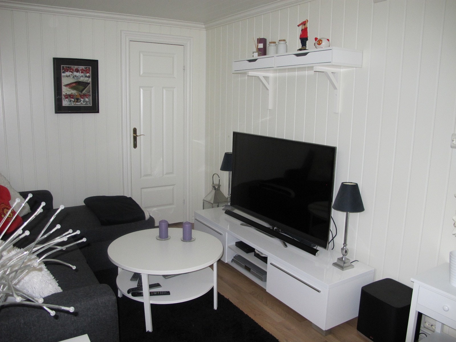 Stue med flatskjerm og kabel tv Galleribilde