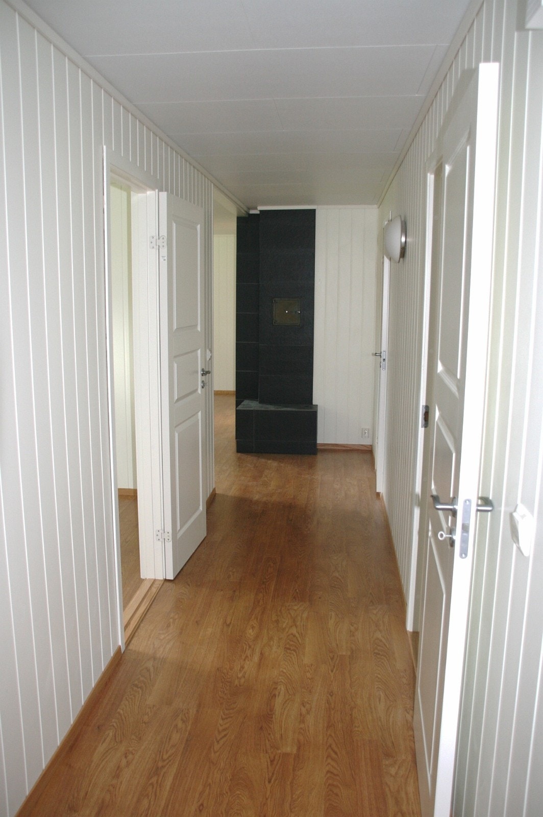 Gang (fra entre mot stue). Soverom til venstre, og soverom og bad til høyre. Galleribilde