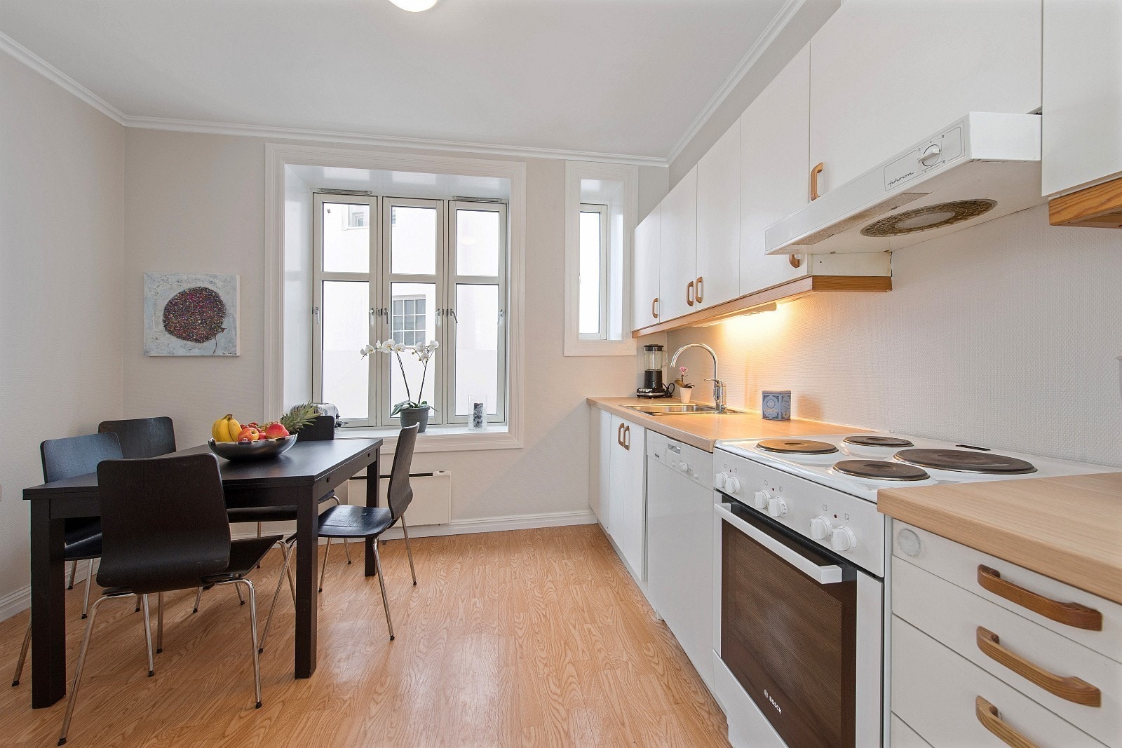 Kjøkken mot spiseplass Galleribilde