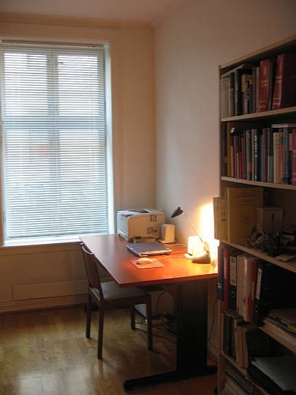 Stort soverom med kontorplass Galleribilde