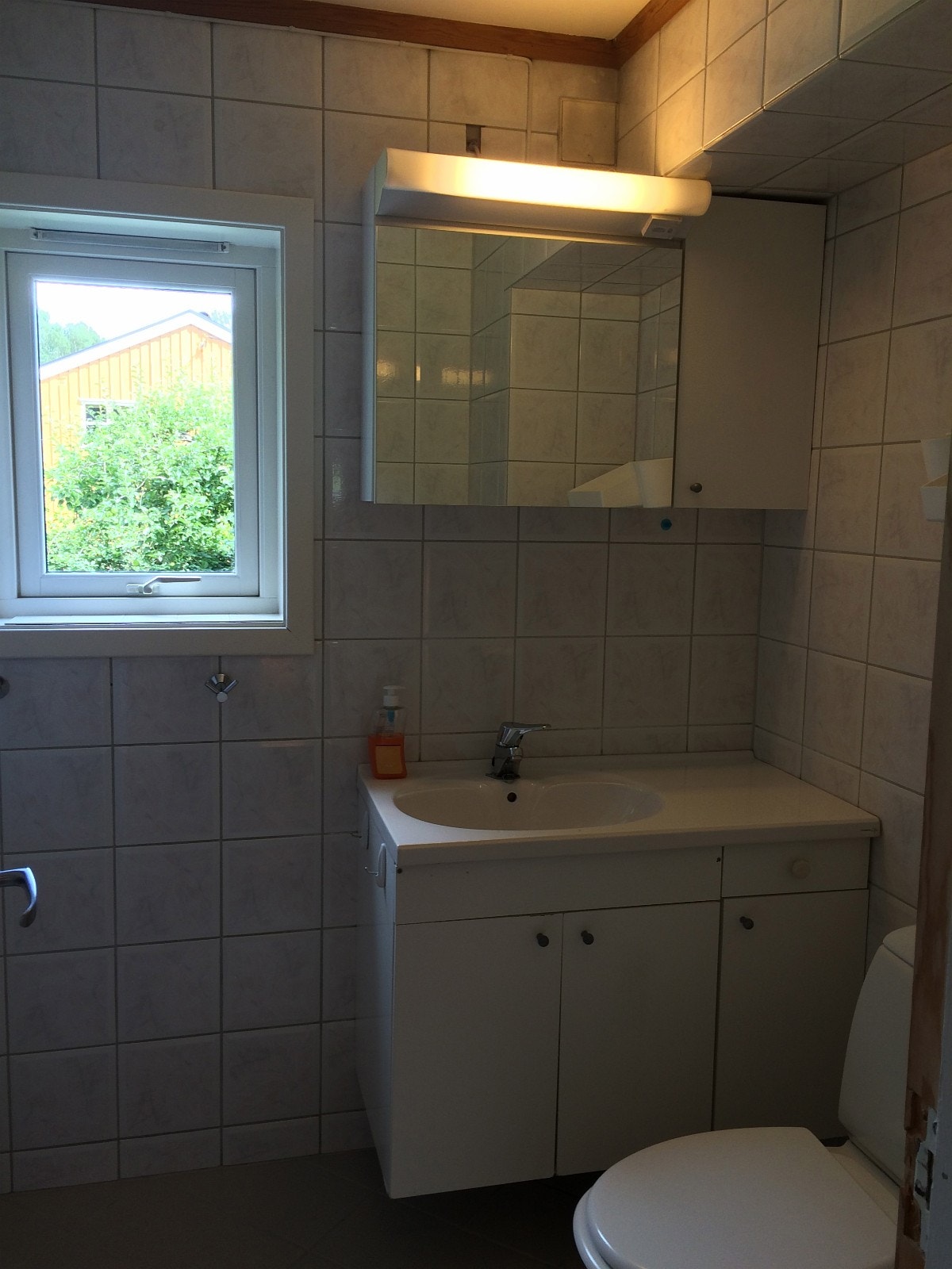 Bad i 1. etg. Vask, toalett og dusjkabinett. Galleribilde