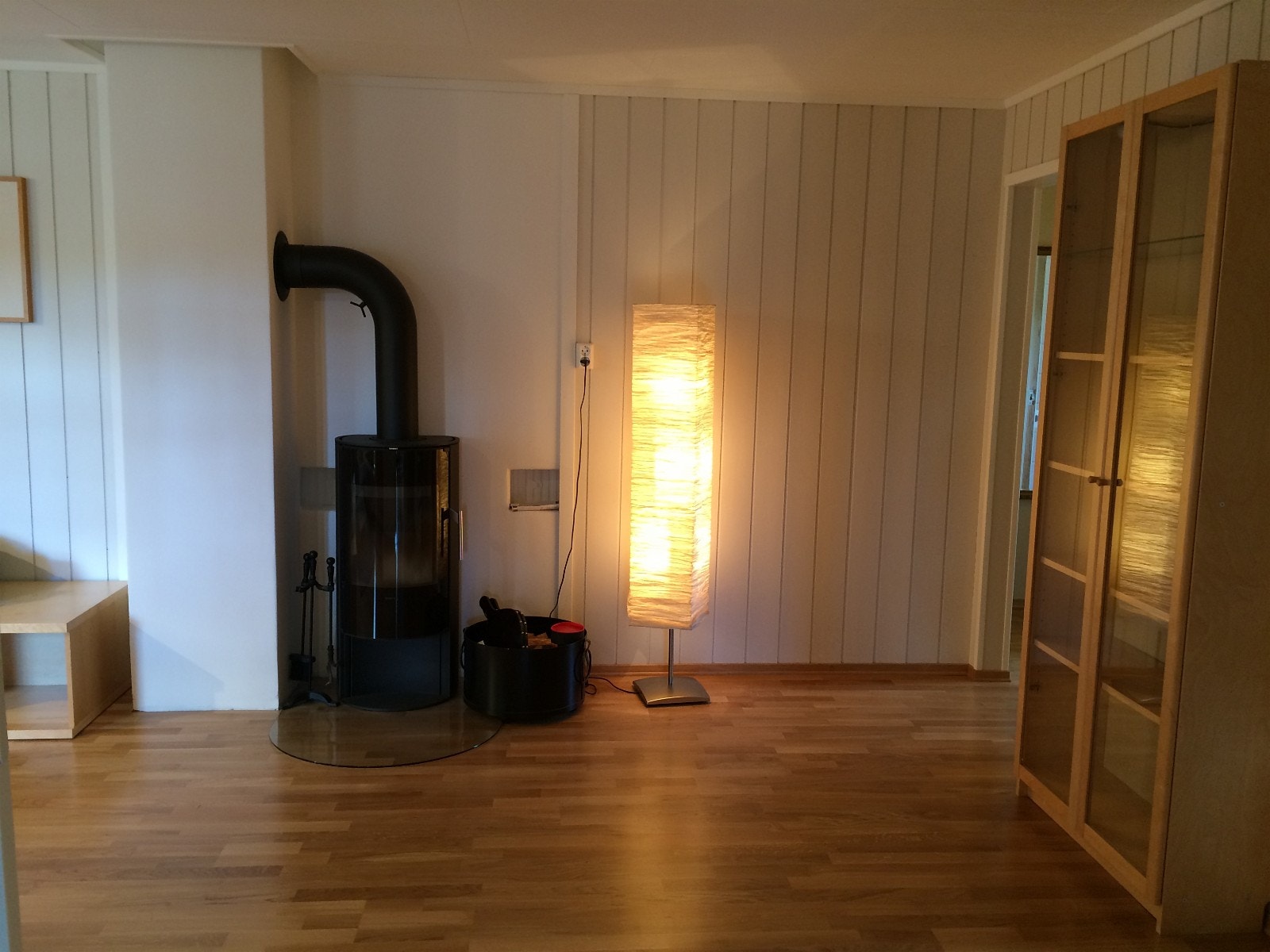Del av stue med ny peisovn Galleribilde