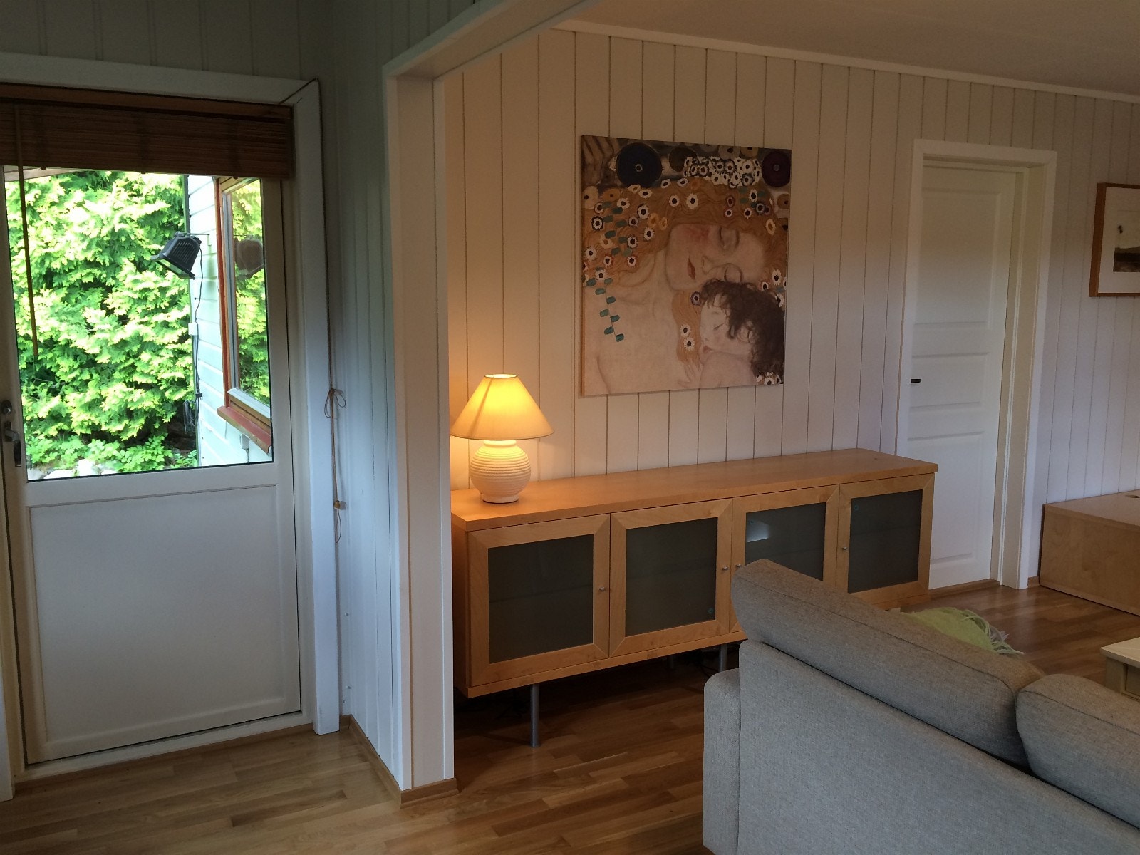 Utgang til overbygd terrasse med utepeis fra alkove i stue (tidligere møbler) Galleribilde