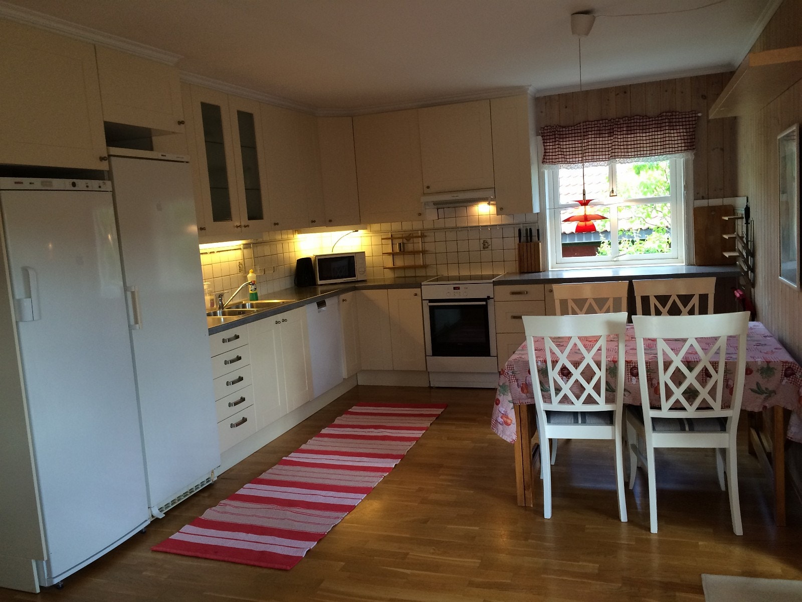 Stort kjøle- og fryseskap i kjøkken (her vist med tidligere skapdører og møbler) Galleribilde