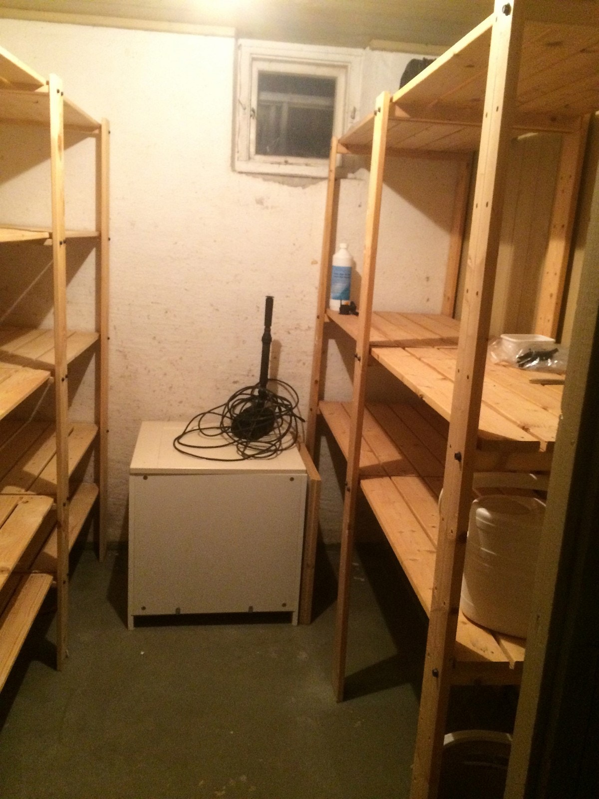 Bod med hyller i kjeller Galleribilde