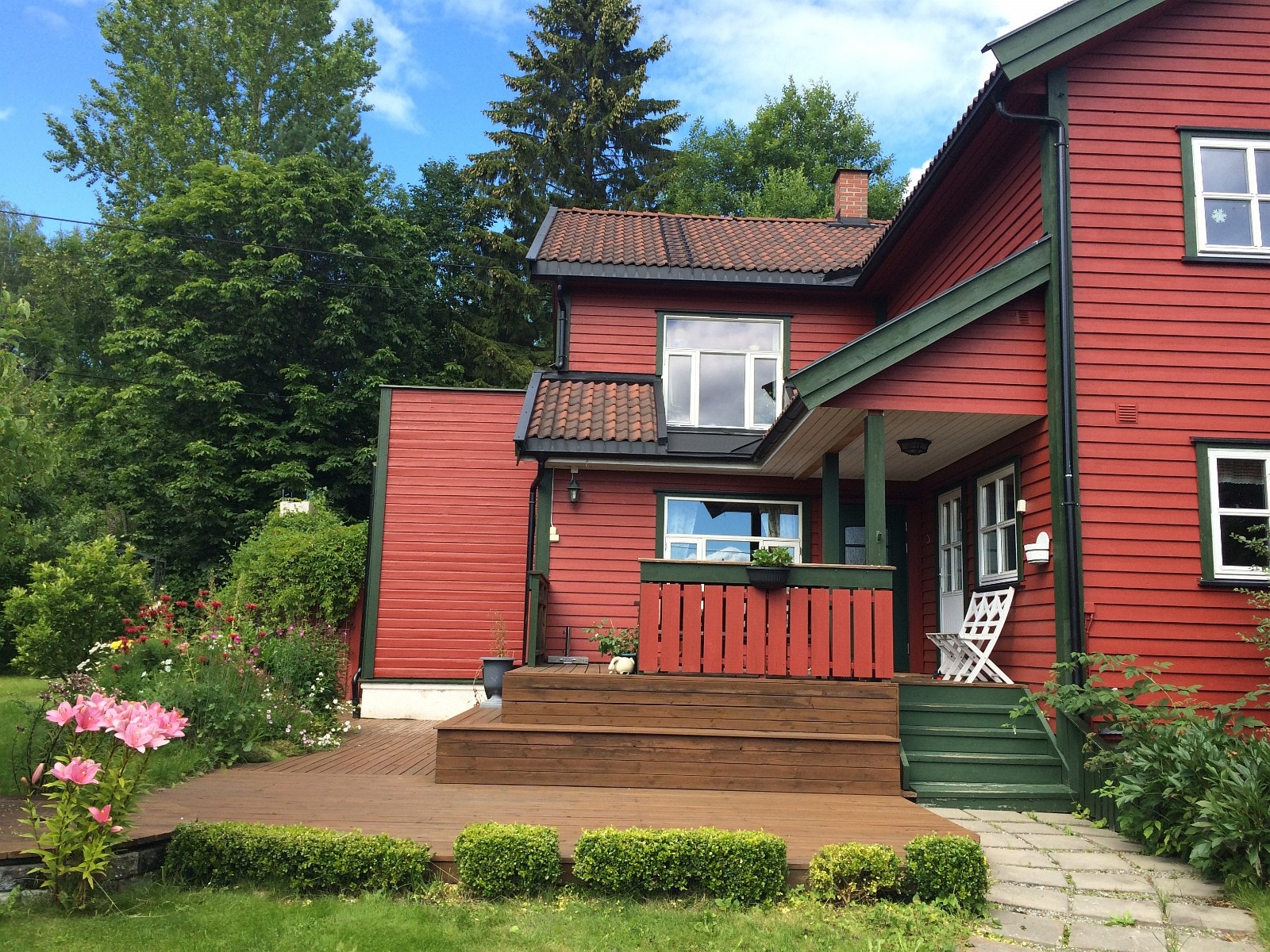 Fasade med inngangsparti og terrasse i to nivåer Galleribilde