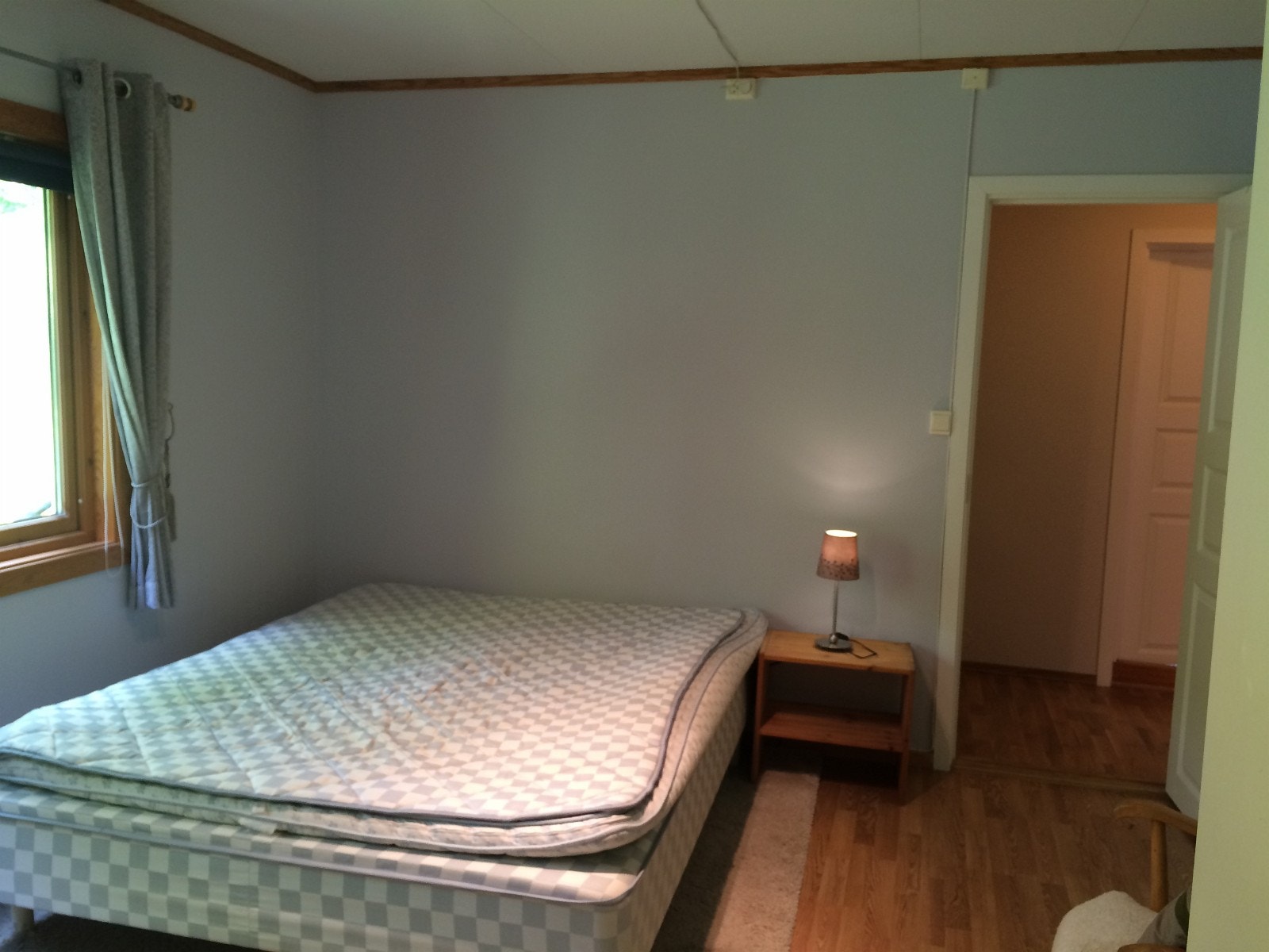 Soverom 1. Senger medfølger ikke lenger. Dør mot liten gang utenfor badet i 1. etg. Galleribilde