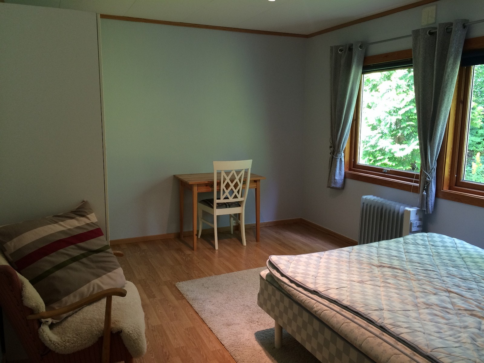 Soverom 1. Nå malt mørkere blått og speilgarderobe satt inn der skrivebordet står på bildet. Galleribilde